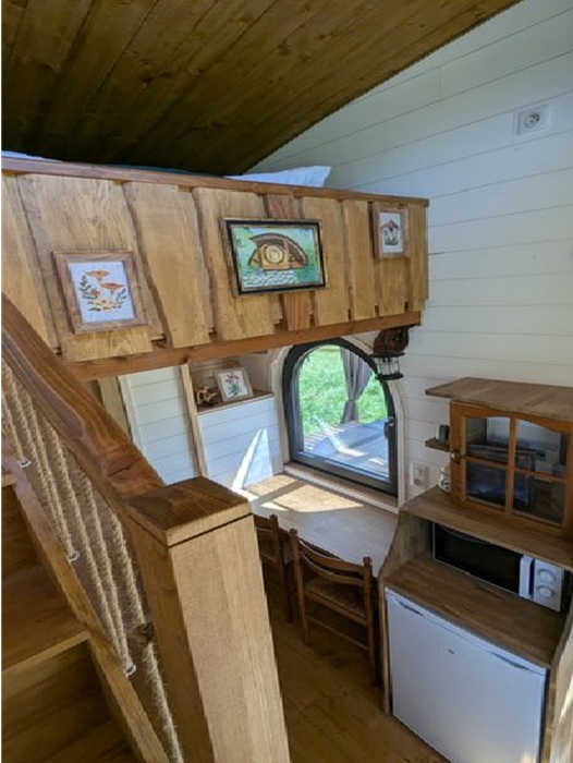 Старинный буфет послужит местом, где можно пристроить современную технику (Tiny House Hobbit). Старинный буфет послужит местом, где можно пристроить современную технику (Tiny House Hobbit).