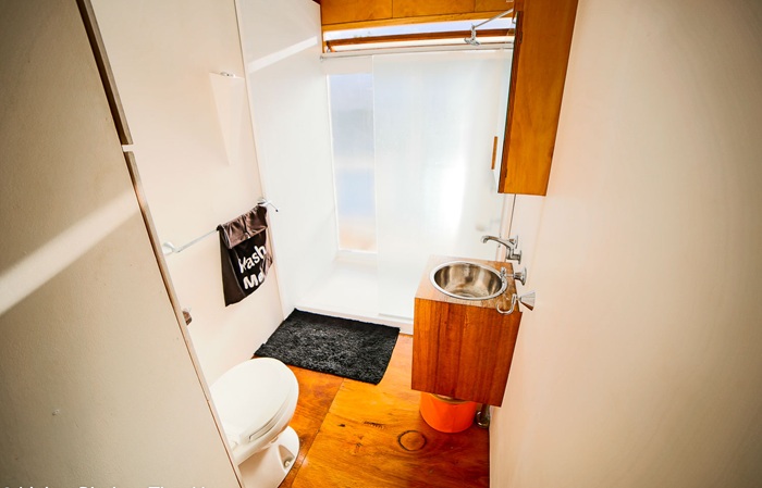 Стильная ванная комната не характерна для плавсредств. | Фото: smallisthenewbig.com.au.