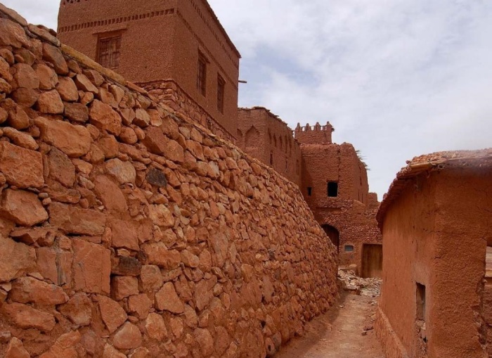 Городок расположен на укрепленных террасах (Ксар Айт-Бен-Хадду, Марокко). | Фото: vayaadventures.com.
