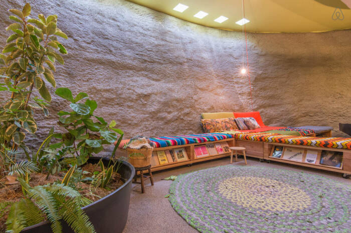 Оформление гостиной в народном стиле, которая находится в подземном этаже (Geodesic Dome House, Лос-Анджелес). | Фото: messynessychic.com.