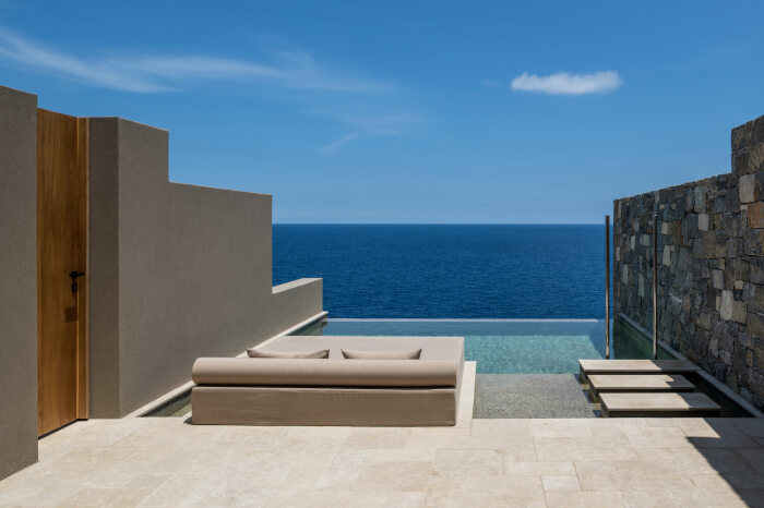 Терраса с видовым бассейном станет идеальным местом отдыха на свежем воздухе (Acro Suites, остров Крит). | Фото: amazingarchitecture.com.