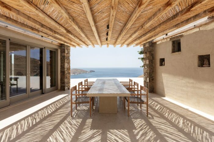 Террасы можно использовать в качестве открытых обеденных зон (Xerolithi House, Греция). | Фото: inspirationist.net.