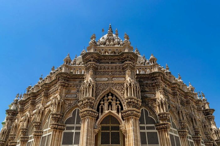 Благодаря подобным экспериментам стало понятно, что купола идеально сочетаются с готическими арками и строгими колоннами (Mahabat Maqbara, Джунагадх). | Фото: commons.wikimedia.org.