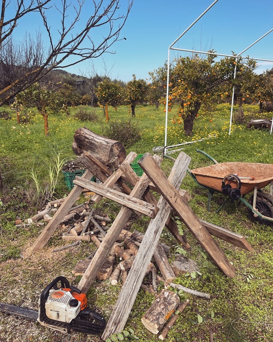 Нехитрый инвентарь и инструмент, который пришлось использовать для строительства. Нехитрый инвентарь и инструмент, который пришлось использовать для строительства.