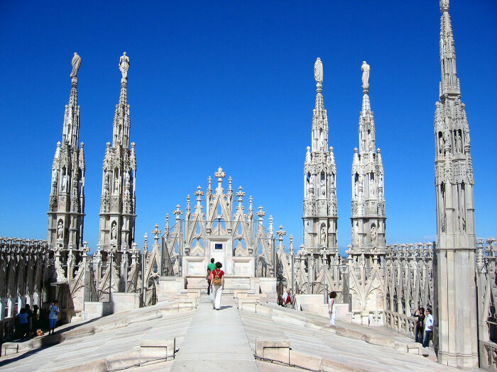 На крыше обустроены смотровые площадки, позволяющие увидеть не только панораму Милана, но и рассмотреть шпили и скульптуры до мельчайших подробностей (Duomo di Milano, Италия). | Фото: vsegda-pomnim.com.