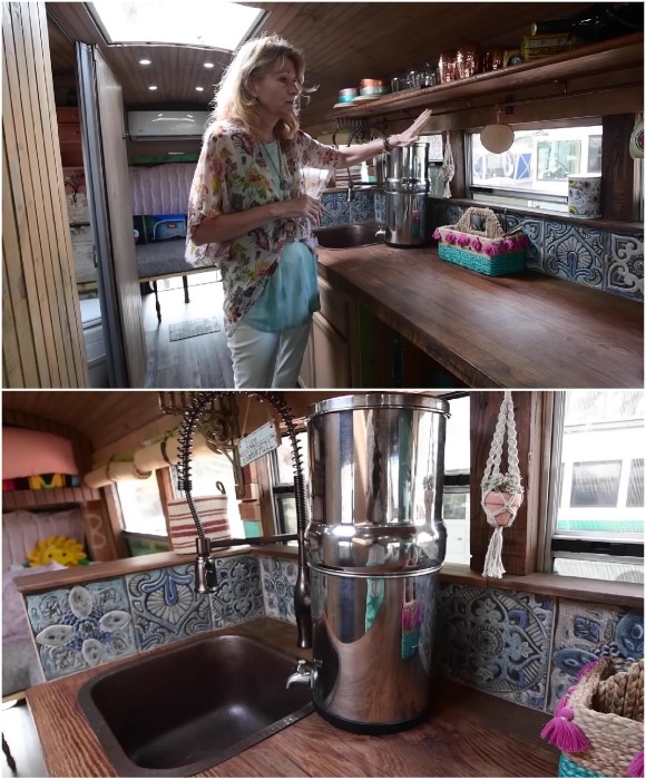 Кухня в переоборудованном автобусе Miss Daisy.