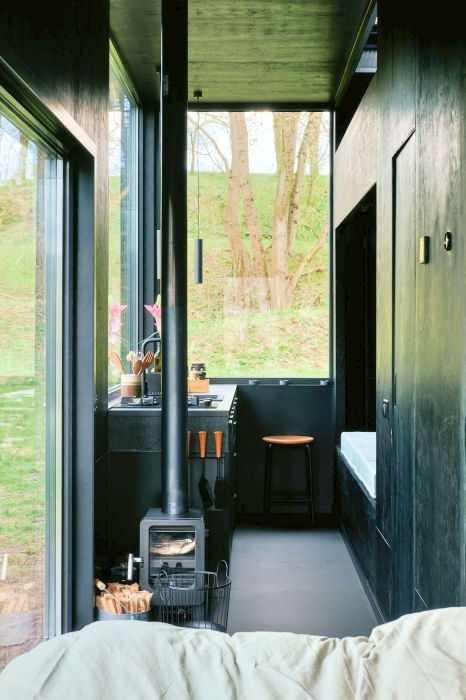 У бокового окна устроена барная стойка, рассчитанная на двоих (Raus Cabin, Германия). | Фото: sigurdlarsen.com.