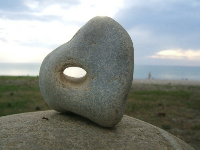 Встречаются дырявые камни и довольно больших размеров. | Фото: litdic.ru.