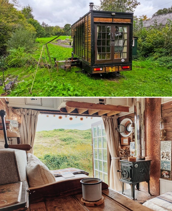 Стеклянная дверь позволяет наполнить крошечный дом светом.