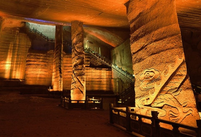 Цельные колонны, украшенные параллельными линиями и эффектной резьбой, поддерживают каменные своды пещер (Longyou Caves, Китай). | Фото: theancientconnection.com.