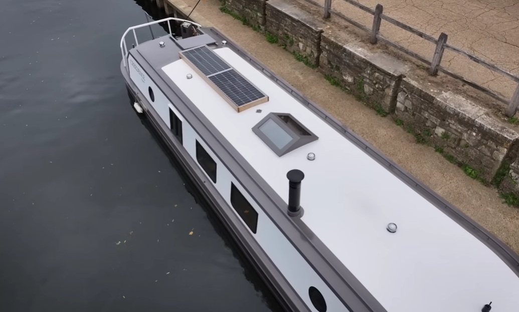 На крыше Credence Again установлены солнечные панели.