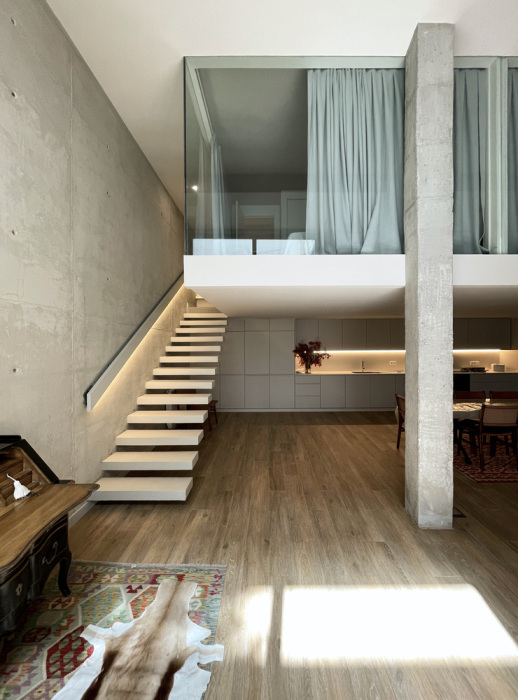 «Левитирующая» лестница подчеркнула воздушность и легкость мезонина, огражденного безрамными стеклянным панелями (Bodega Vespucci Loft, Испания). | Фото: designboom.com.