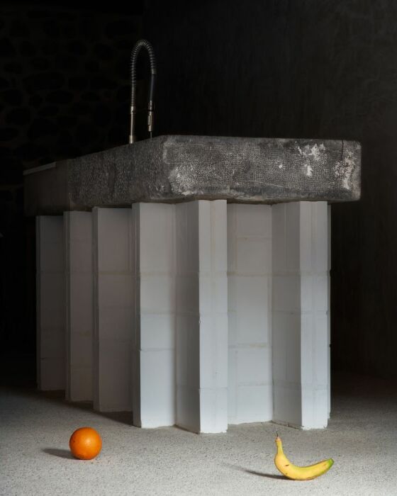 Скульптурное основание кухонного острова имитирует гигантский кусок льда с фигурными гранями (Ла-Риоха, Испания). | Фото: sunnews.site.