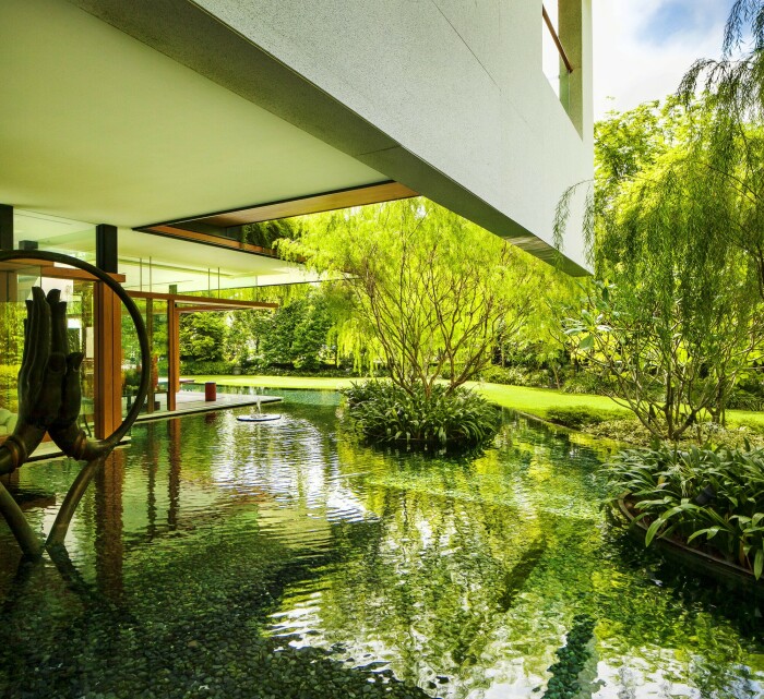 Дом окружает искусственный водоем, обеспечивающим прохладой и восхитительными видами (Sky Pool House, Сингапур). | Фото: houseandgardenlover.com.