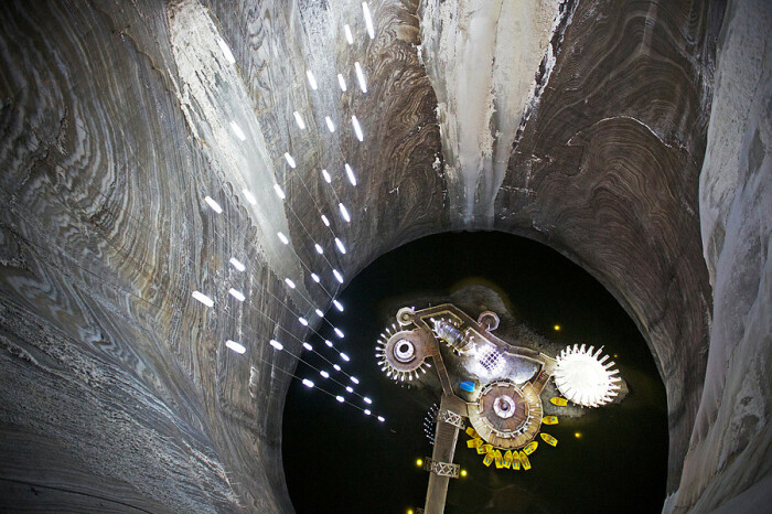 В одной из образовавшихся пустот на 100 метровой глубине можно увидеть подземное озеро (Salina Turda, Румыния). | Фото: tracietravels.com.