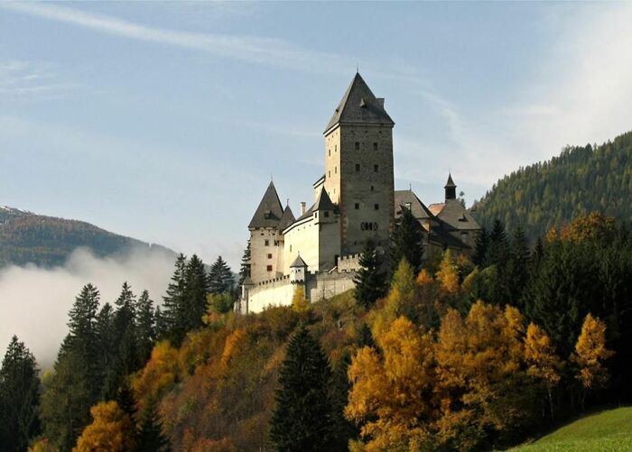 Выгодное положение замка сделало его лакомым кусочком, который привлек внимание архиепископов католической церкви Австрии (Schloss Moosham). | Фото: salzburgerland.com.