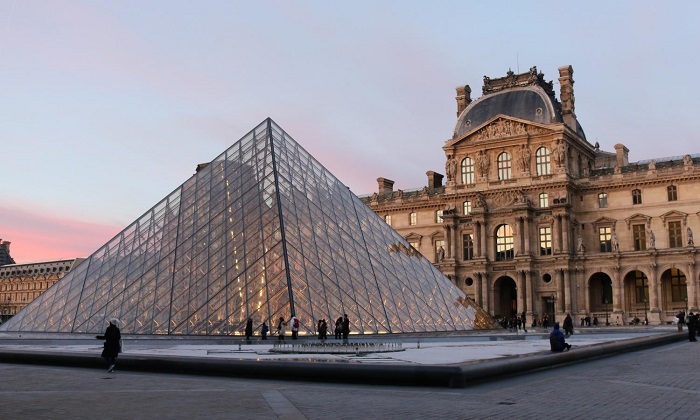 Пирамида Лувра хоть и наделала много шума, но все же органично вписалась в главный исторический ансамбль Парижа (Франция). | Фото: re-thinkingthefuture.com.