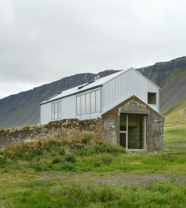 Масштабное остекления торца здания позволяет размыть границы между внутренним пространством и окружающей красотой (Студия художника Хлодуберга, Исландия).