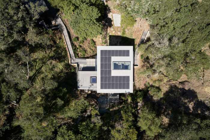 Для минимизации негативного влияния на окружающую среду в загородной резиденции установлены солнечные панели и система очистки воды (Suspension House, Калифорния). | Фото: fougeron.com.