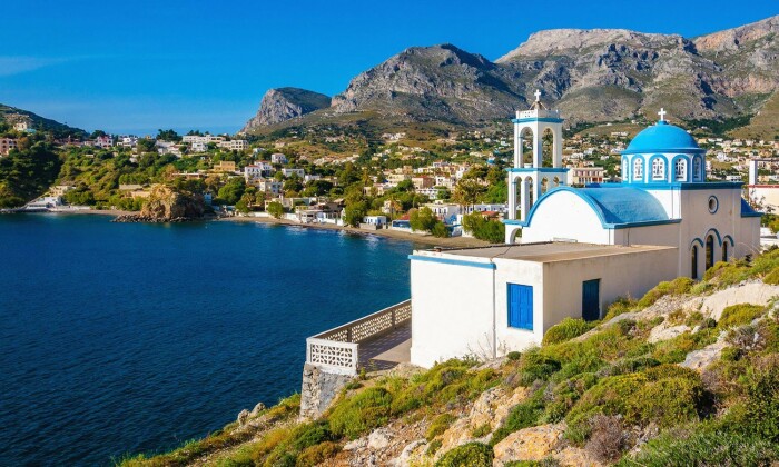 На территории небольшого острова Патмос построено около 50 христианских храмов, монастырей и церквей (Греция). | Фото: home-ellada.com.