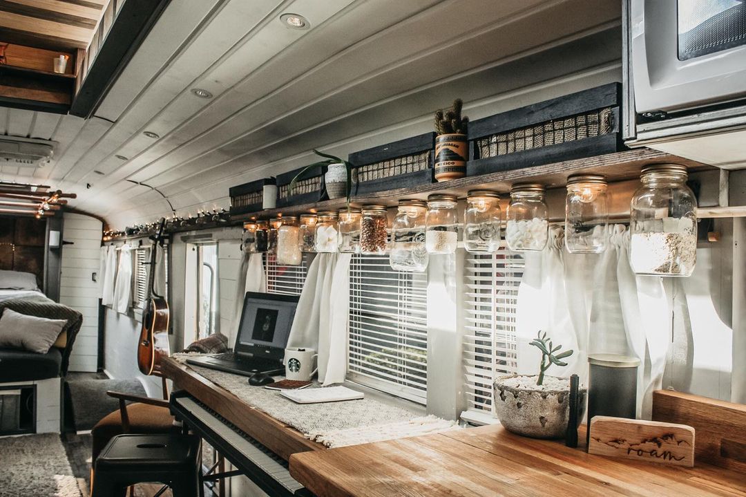 Даже контейнеры для хранения подсвечиваются (The Roamer).