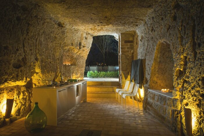 Пещерная летняя кухня со столовой в вилле, получившей название Domus Civita (Чивита-ди-Баньореджо, Италия). | Фото: luxury-house.org.