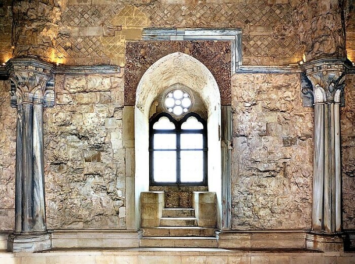 Несмотря на почтенный возраст и вандализм, в залах замка до сих пор можно увидеть следы былой красоты (Кастель-дель-Монте, Италия). | Фото: juzaphoto.com.
