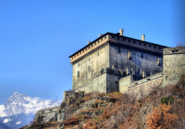 Окна имеют небольшие размеры, чтобы недоброжелатели не могли проникнуть внутрь крепости (Il Castello di Verres, Италия). | Фото: breathingeurope.com.