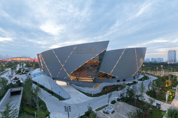 В каждом элементе масштабного культурного комплекса угадываются достижения нации на разных этапах истории (Zhengzhou Grand Theatre, Чжэнчжоу). | Фото: globaldesignnews.com.