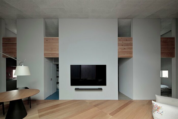 Открытая планировка зоны гостиной-столовой делает пространство более объемным (Murakoshi House, Токио). | Фото: usa.firenews.video.