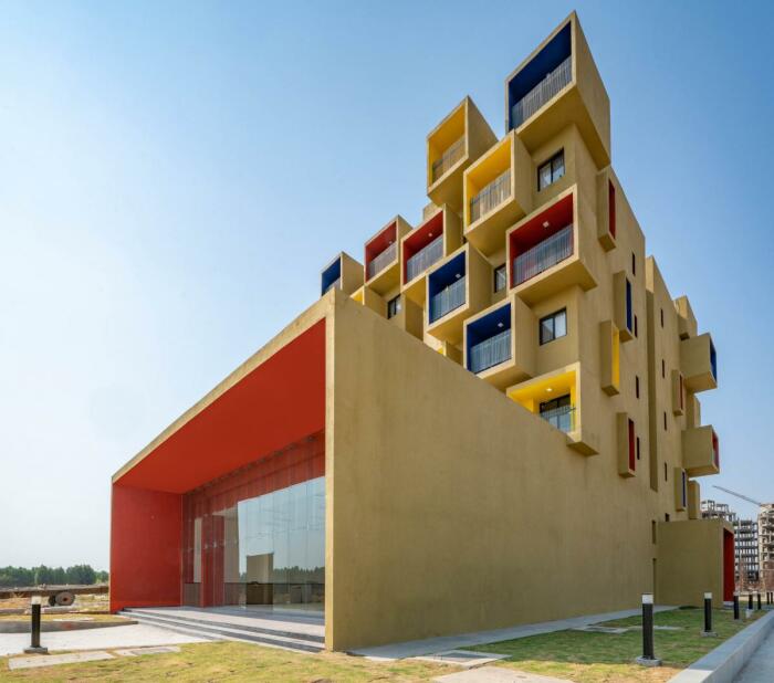 Первый этаж многофункционального комплекса отдан под обустройство общих зон пользования, что поспособствует социальному взаимодействию жильцов (STUDIOS 90, Индия). | Фото: © Ricken Desai