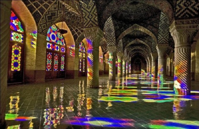 Невероятная игра цвета и света наступает с восходом солнца (Nasir al-Mulk, Иран). | Фото: sanaei.livejournal.com.