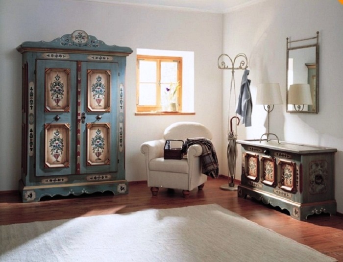 Старинная мебель после реставрации идеально вписалась в современный интерьер. | Фото: hochu.ua.