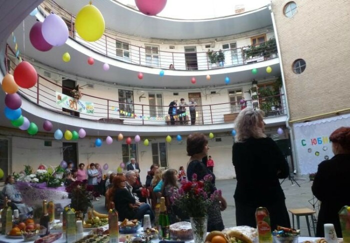 Празднование 80-летнего юбилея круглого дома в Таганроге. | Фото: vipgeo.ru.