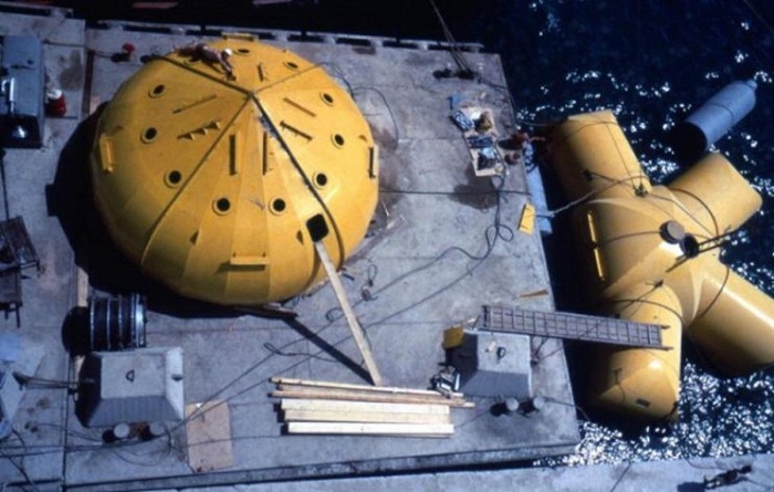 Погружение подводного дома и установка, которая обеспечивает жизнедеятельность ученых. | Фото: interestingengineering.com.