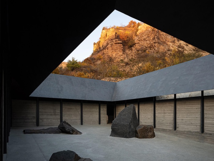 Каждый камень внутреннего двора олицетворяет основы буддийской философии (Upper Cloister Jinshan, Китай). | Фото: dezeen.com.