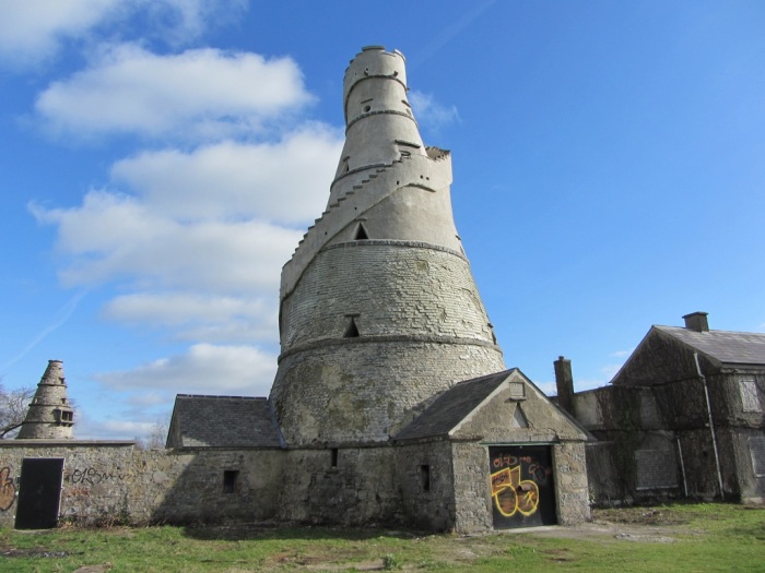 Многие десятилетия хранилище с эксцентричной башней The Wonderful Barn было в запустении (Каслтаун, Ирландия). | Фото: buildingsofireland.ie.