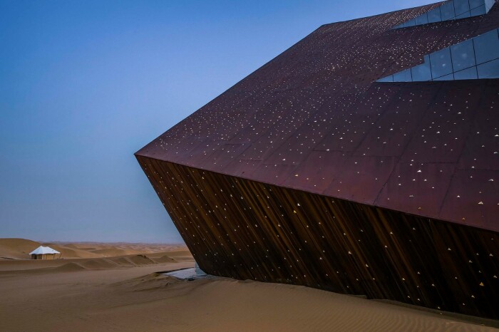 Из каждого отверстия пробивается лучик света, освещая пространство вокруг туристического центра (Desert Galaxy, Zhongwei). | Фото: world-architects.com.