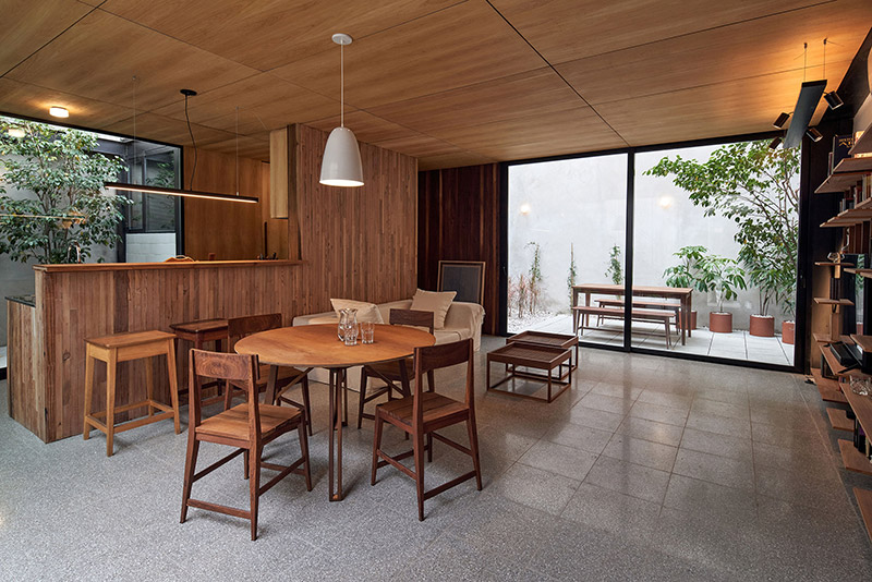 Обеденная зона находится в центре помещения (House Elena's, Буэнос-Айрес).