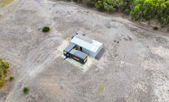 Мобильный дом оснащен солнечными панелями. | Фото: autoevolution.com.