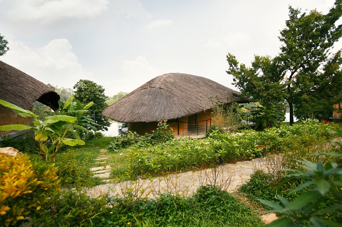 Крыша всех гостевых хижин и общественных зданий накрыты рисовой соломой (Mr. Hung’s house, Вьетнам).