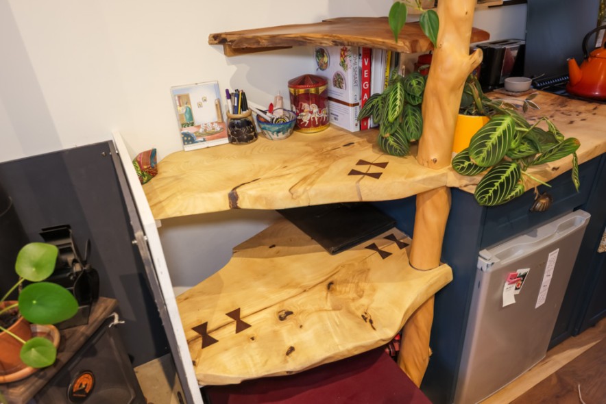 Обеденная и рабочая зона в крошечном доме Лары. Обеденная и рабочая зона в крошечном доме Лары.