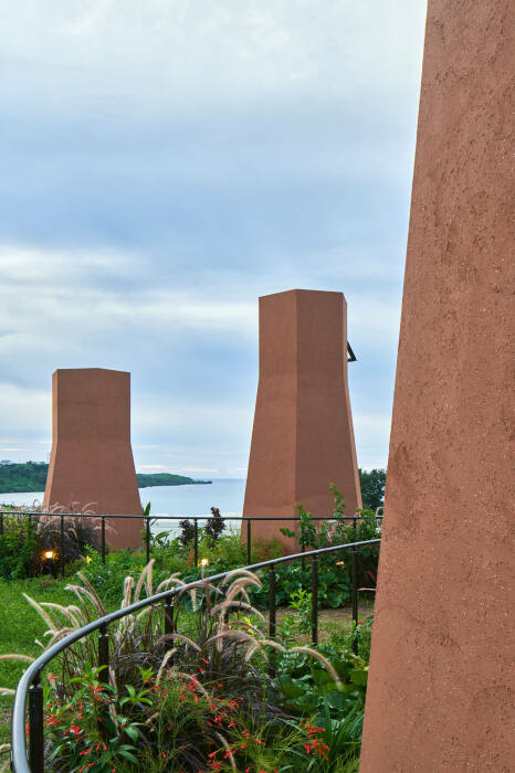 Дети и их родители могут прогуляться между массивными дымоходами («Дом ветровых труб», Япония). | Фото: designboom.com.