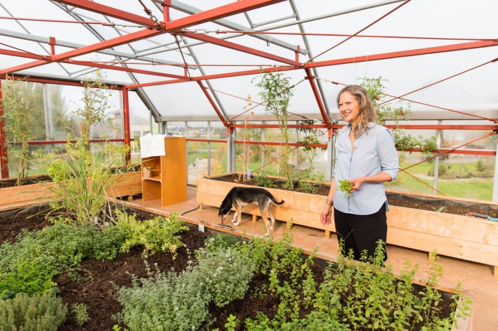 Заботы о буйной растительности легли на плечи Хелли (CHIBB). | Фото: es.pinterest.com.