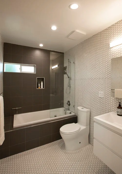 Мокрую зону ванны/душевой облицевали контрастной плиткой (Ladera Heights ADU). Мокрую зону ванны/душевой облицевали контрастной плиткой (Ladera Heights ADU).