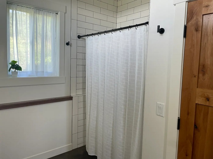Душевая спрятана за белоснежной шторой (Grain Bin Getaway). Душевая спрятана за белоснежной шторой (Grain Bin Getaway).