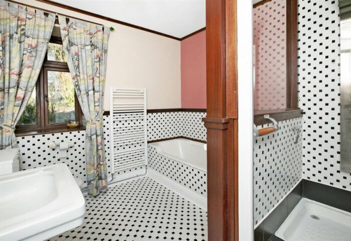 Ванная комната порадует и простором, и необычным интерьером (Carnglaze, Великобритания). | Фото: dayoutwiththekids.co.uk.