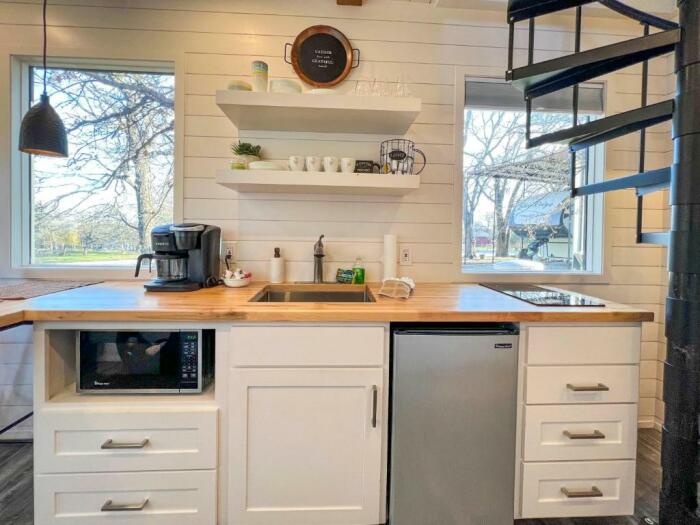  Кухонная зона организована с использованием полноразмерной бытовой техники и поставляется вместе с готовым к заселению домом (Flagship, США).