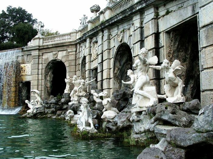 Множество водоемов и фонтанов украшают парковую зону дворца (Palazzo Reale di Caserta, Италия). | Фото: moya-planeta.ru.
