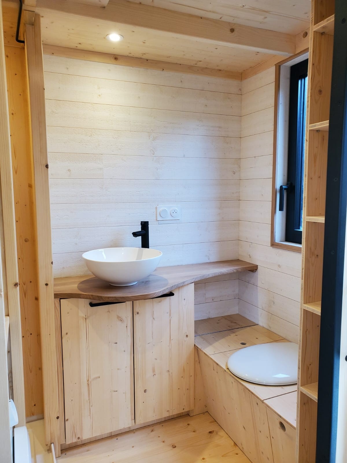 Лаконичный интерьер благоустроенной ванной комнаты (Naomi). Лаконичный интерьер благоустроенной ванной комнаты (Naomi).